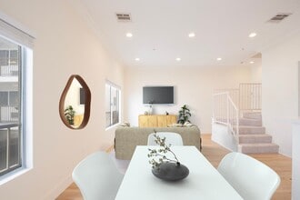 1752 N Kingsley Dr. in Los Angeles, CA - Foto de edificio - Building Photo