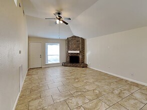 19607 Lake Hollow Ln in Houston, TX - Foto de edificio - Building Photo