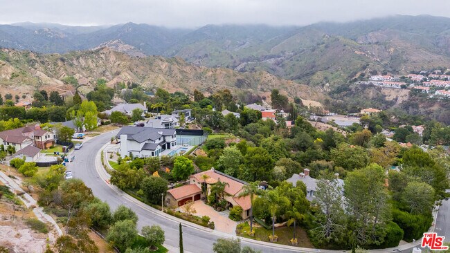 17589 Camino De Yatasto in Los Angeles, CA - Building Photo - Building Photo