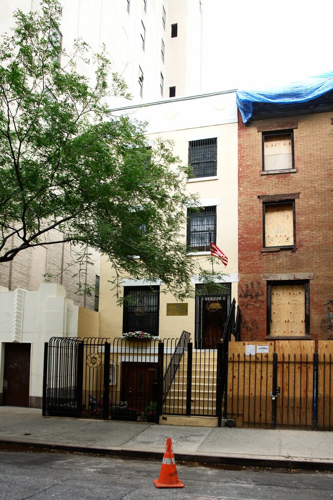 423 W 50th St in New York, NY - Building Photo - Building Photo