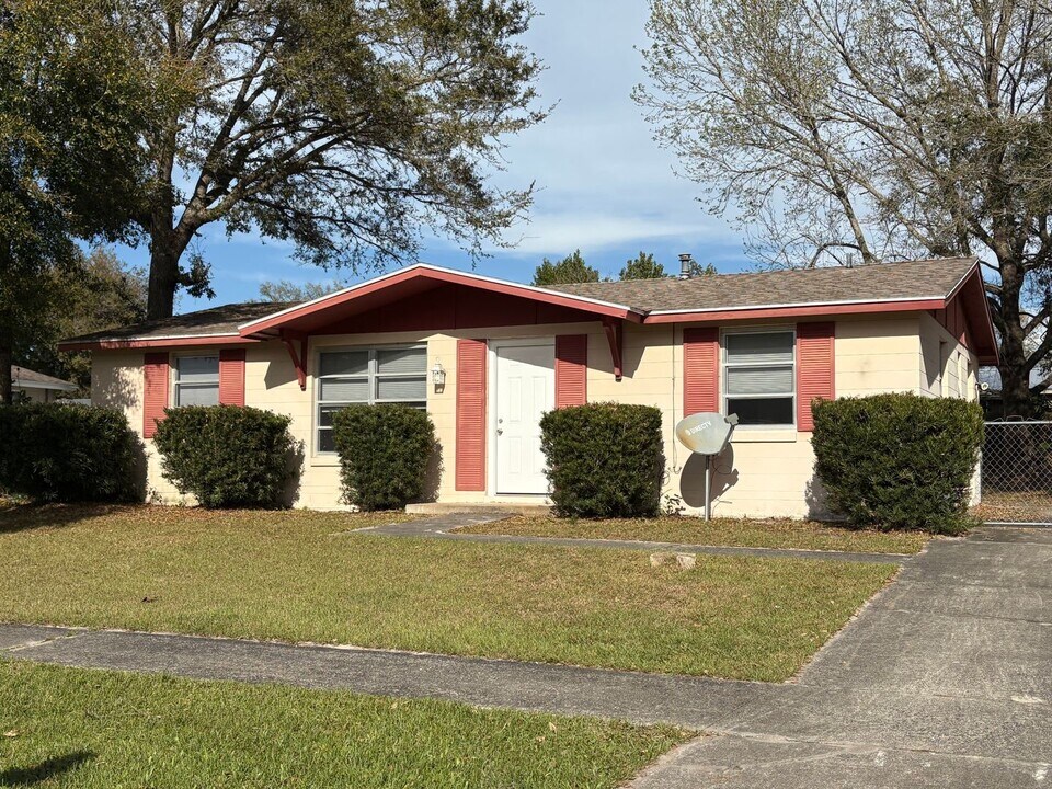 2221 Danforth Ave in Deltona, FL - Building Photo