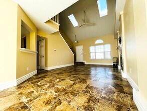 9240 Crossing Dr in Fishers, IN - Foto de edificio - Building Photo