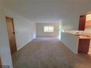 545 Birchcrest Dr in River Falls, WI - Foto de edificio - Building Photo