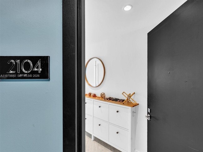 121 NE 34th St in Miami, FL - Building Photo - Building Photo