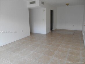 5122 NW 79th Ave in Doral, FL - Foto de edificio - Building Photo