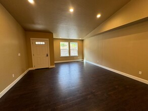 1690 Alameda Ave in Roseburg, OR - Building Photo - Building Photo