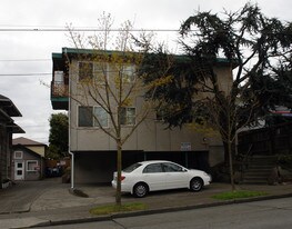 7041 15th Ave NW in Seattle, WA - Building Photo