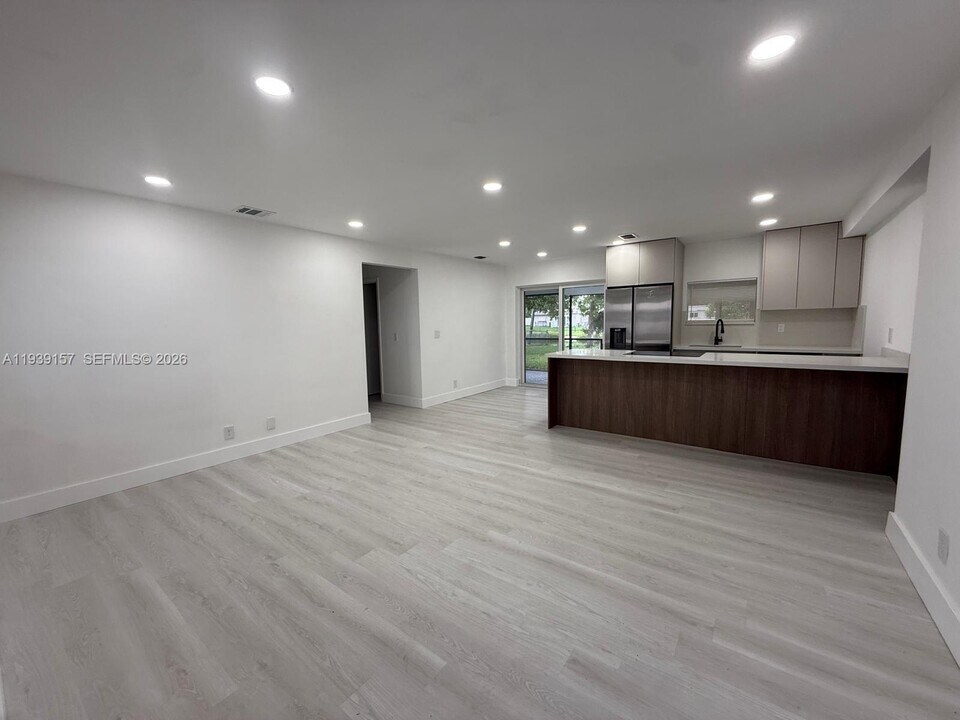 5023 SW 93rd Ave in Cooper City, FL - Building Photo