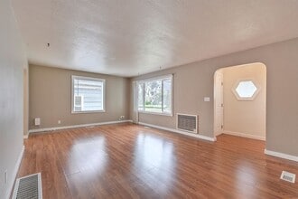 2323 18th Ave in Forest Grove, OR - Building Photo - Building Photo