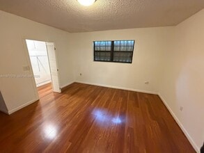 1585 W 53rd St in Hialeah, FL - Building Photo - Building Photo