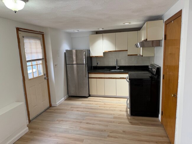 97 Mill St, Unit 2 - Downstairs in Revere, MA - Foto de edificio - Building Photo