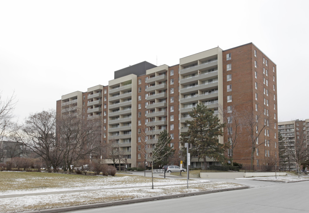 25 Four Winds Dr in Toronto, ON - Building Photo