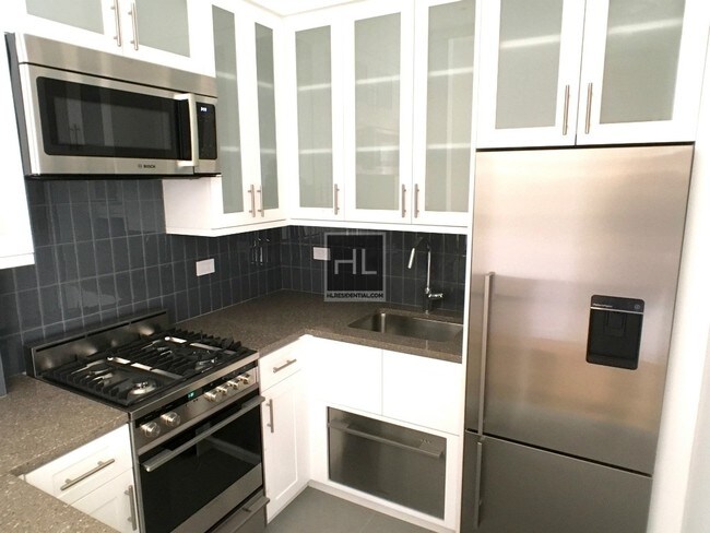 215 W 10th St in New York, NY - Building Photo - Building Photo