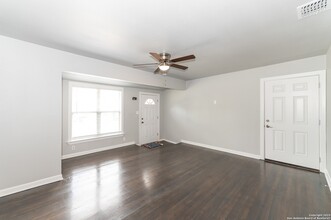 331 Byrnes Dr in San Antonio, TX - Building Photo - Building Photo