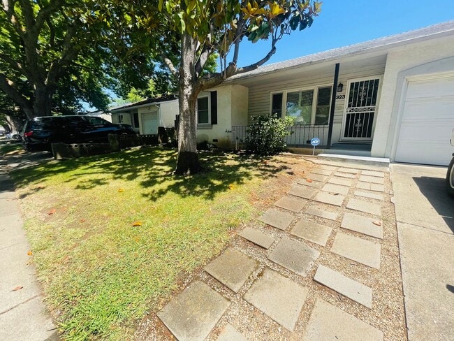 1323 62nd St in Sacramento, CA - Building Photo - Building Photo