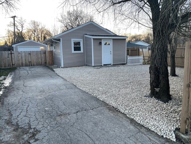 519 N Waukegan Rd in Lake Bluff, IL - Foto de edificio - Building Photo