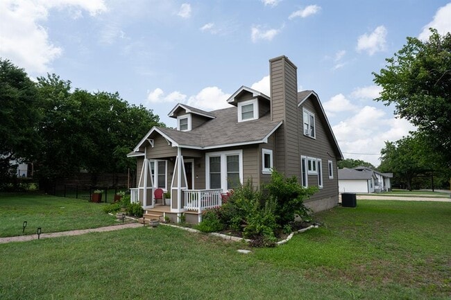 property at 610 E Pfluger St