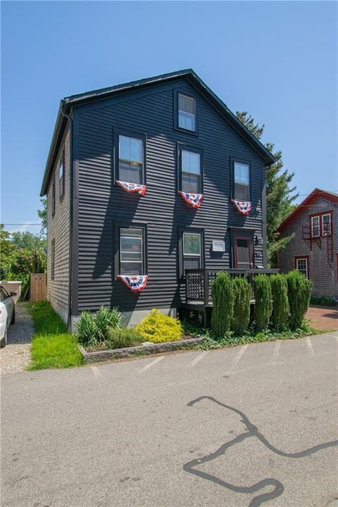 33 Tilden Ave in Newport, RI - Building Photo