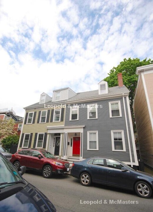 26 Green St, Unit 2 in Boston, MA - Building Photo