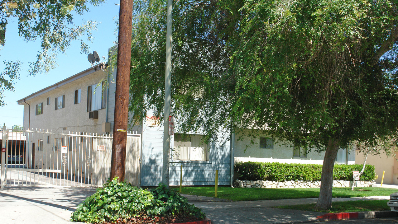 7522 Canby Ave in Reseda, CA - Building Photo