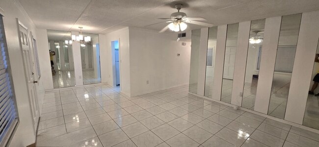 4725 Christa Ct, Unit Habana Park in Tampa in Tampa, FL - Building Photo - Building Photo