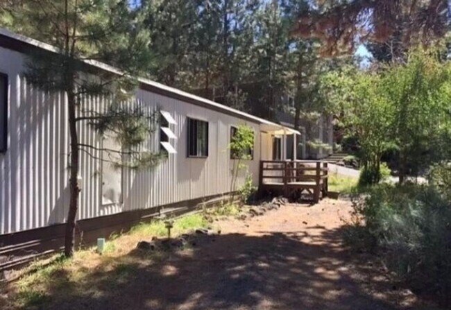 1122 NW Stannium Rd in Bend, OR - Building Photo - Building Photo