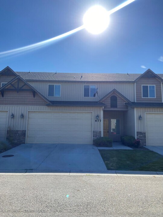 677 S Pine Tree Ln in Boise, ID - Building Photo