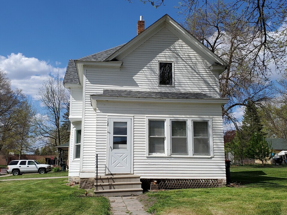 108 3rd St W in Winthrop, MN - Building Photo