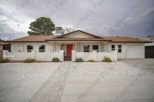 11025 Tom Weiskopf Dr in El Paso, TX - Building Photo