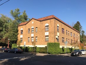 Amber Court Apartments in Portland, OR - Building Photo - Building Photo