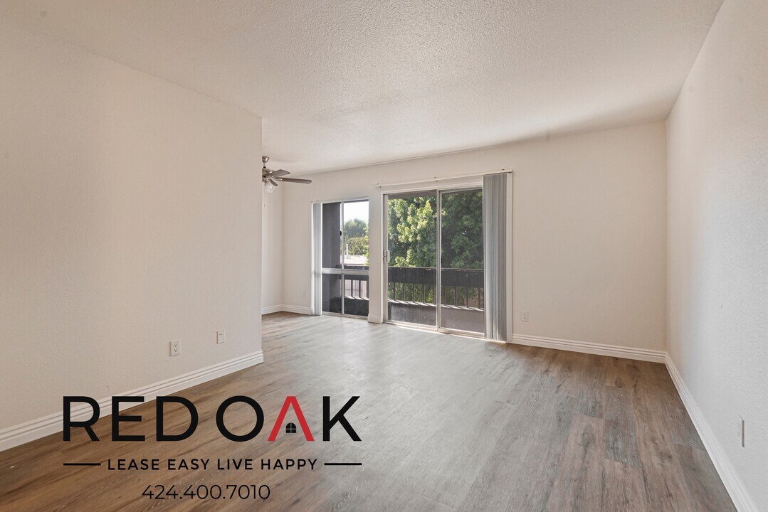 17830 Sherman Way in Los Angeles, CA - Building Photo