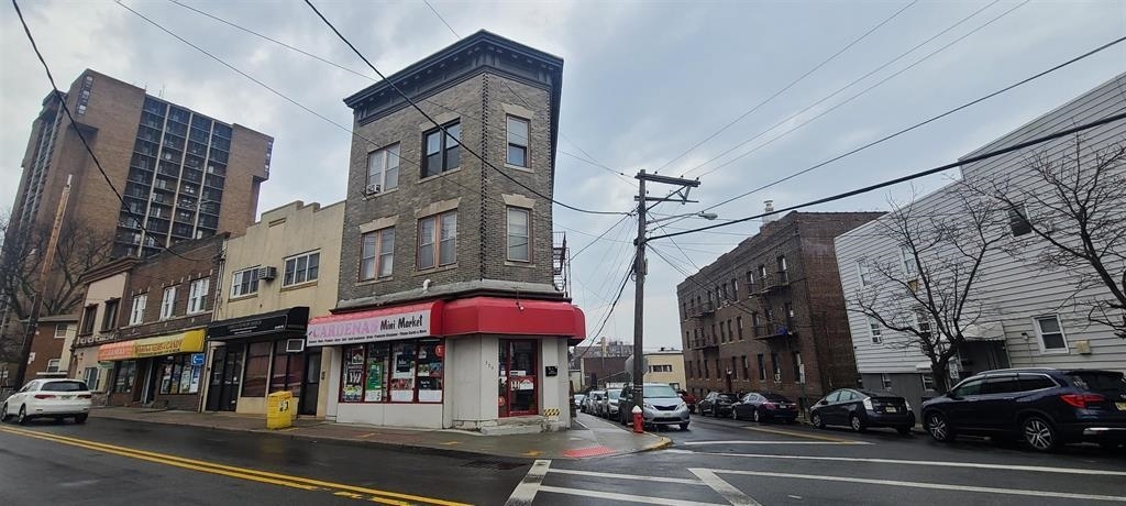 390 Fairview Ave in Fairview, NJ - Building Photo