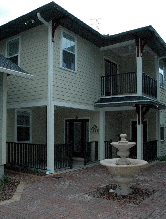 1113 SW 6th Ave in Gainesville, FL - Foto de edificio - Building Photo