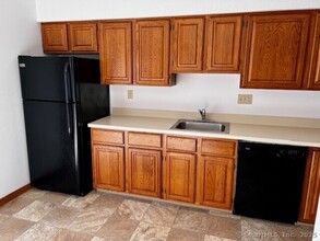 380 Hitchcock Rd in Waterbury, CT - Building Photo - Building Photo