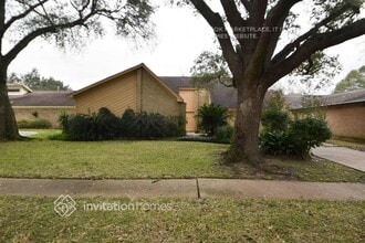 15922 Walnut Wood Dr in Houston, TX - Foto de edificio - Building Photo