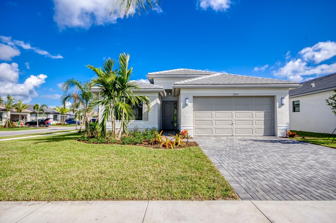 12555 SW Manatee Marsh Ter in Port St. Lucie, FL - Foto de edificio