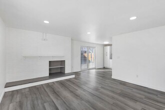 6876 S 90 E in Midvale, UT - Foto de edificio - Building Photo