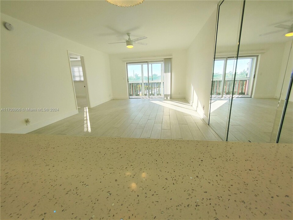 215 SE 3rd Ave in Hallandale Beach, FL - Building Photo