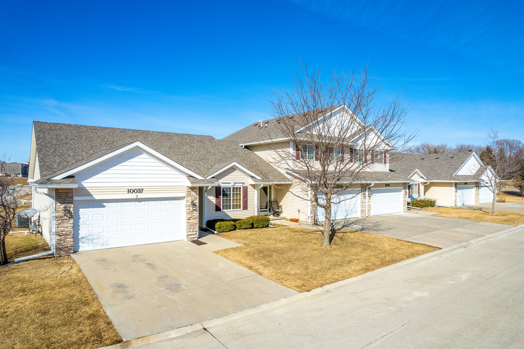 Adam Ridge Townhomes in Johnston, IA - Foto de edificio