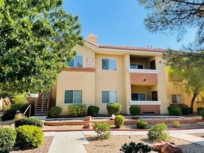 1050 E Cactus Ave in Las Vegas, NV - Foto de edificio - Building Photo