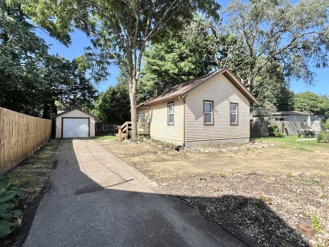 1335 Blaine Ave in Janesville, WI - Building Photo - Building Photo