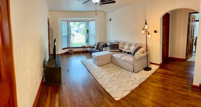 6525 W Center St, Unit 1 in Wauwatosa, WI - Foto de edificio - Building Photo