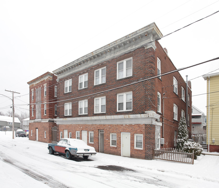 86-92 Pleasant St in Enfield, CT - Foto de edificio
