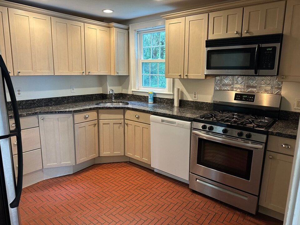 42 Hatfield Rd, Unit 1 in Newton, MA - Building Photo