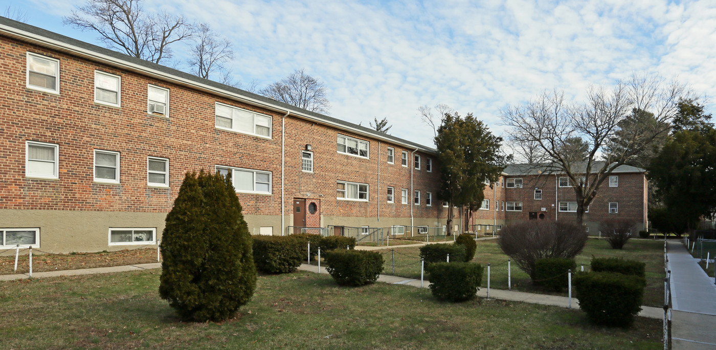 37-50 Villa Ct in Hempstead, NY - Building Photo