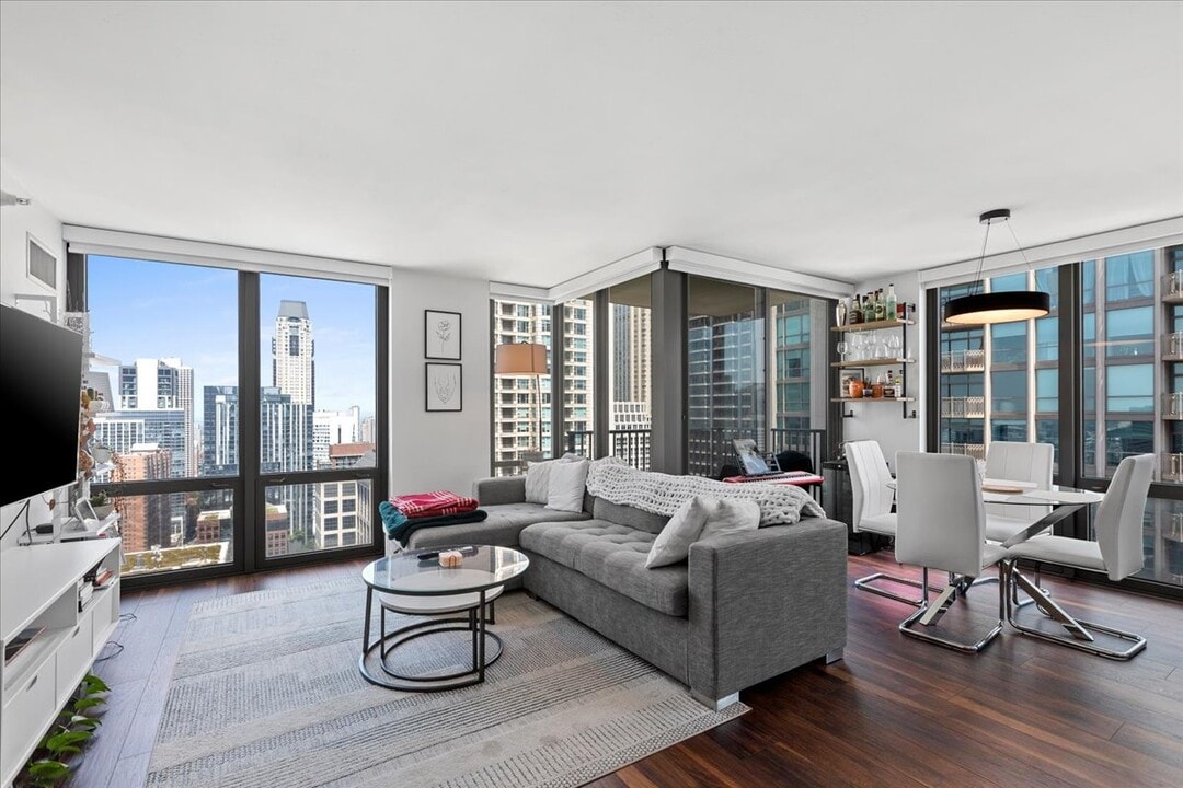 2 E Erie St in Chicago, IL - Building Photo