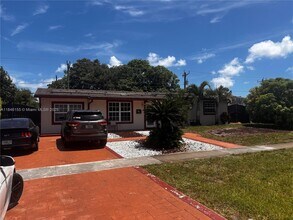 6871 SW 9th St in Pembroke Pines, FL - Building Photo - Building Photo