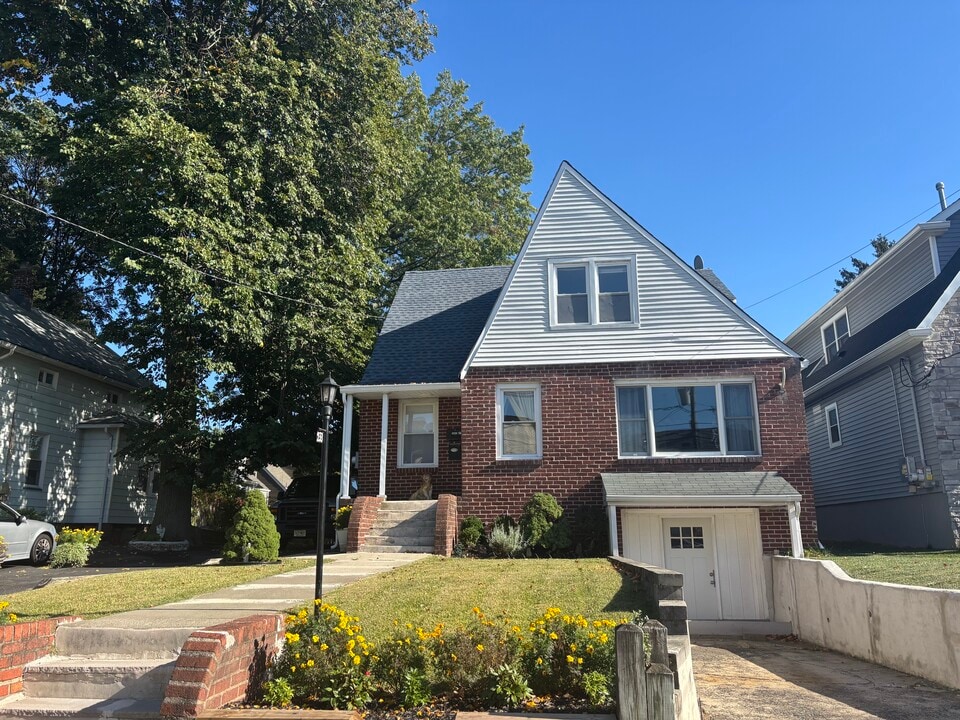 233 Broughton Ave, Unit 2 in Bloomfield, NJ - Building Photo