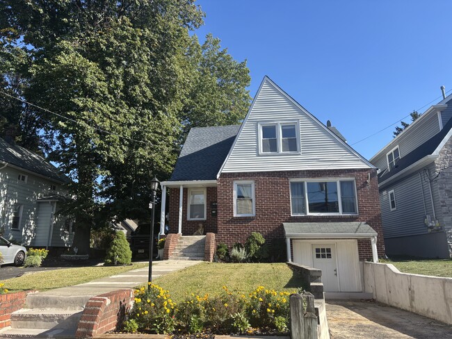 233 Broughton Ave, Unit 2