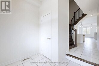 74 Davenfield Cir in Brampton, ON - Building Photo - Building Photo